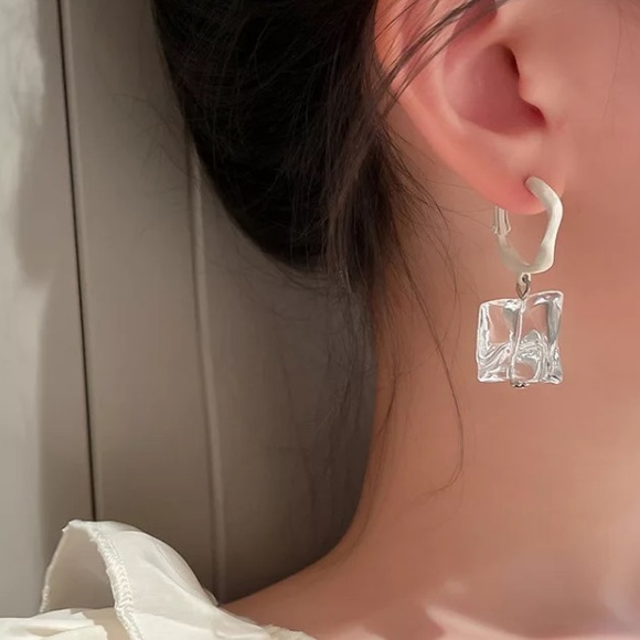 🌟 Transparent Acrylic Big Crystal Earrings - Picture 3 of 6